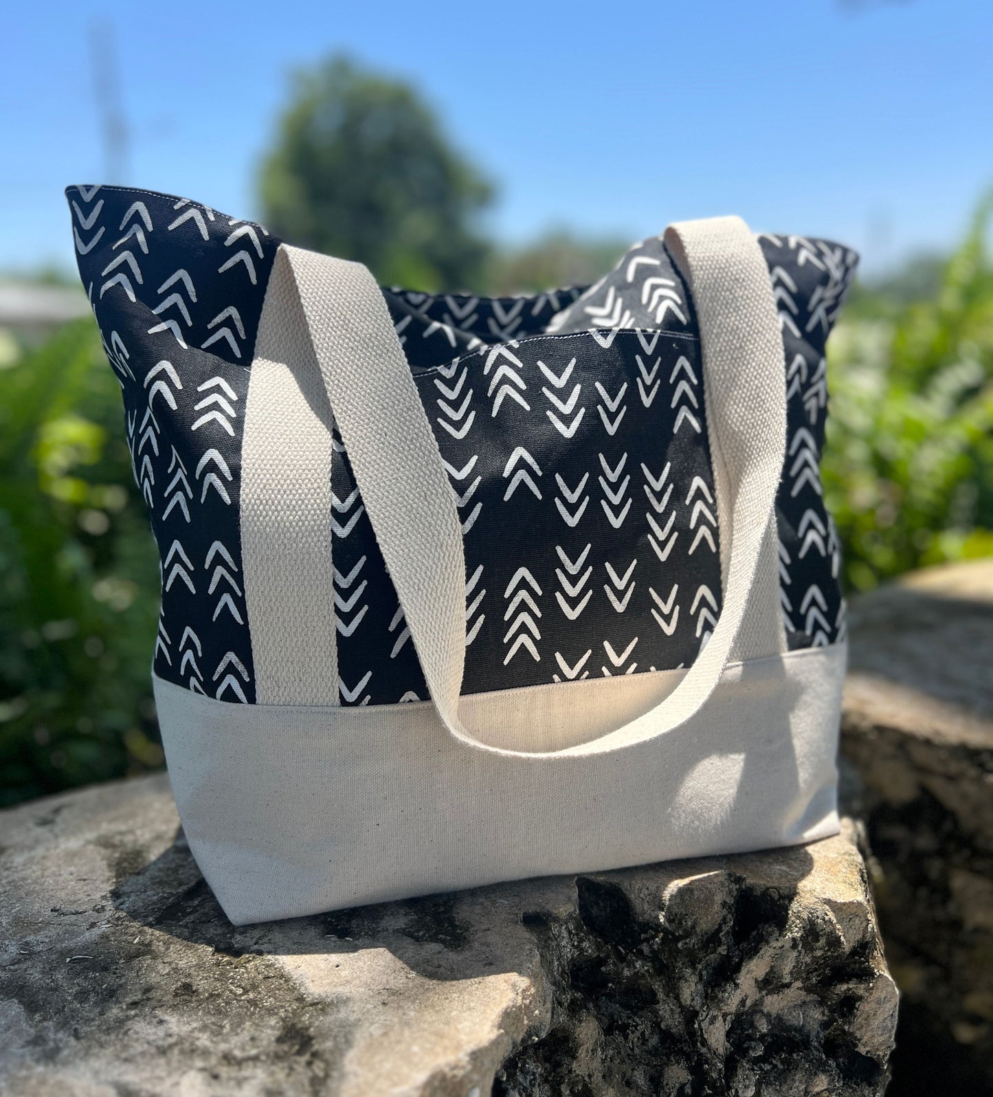 Black and white arrow print tote bag