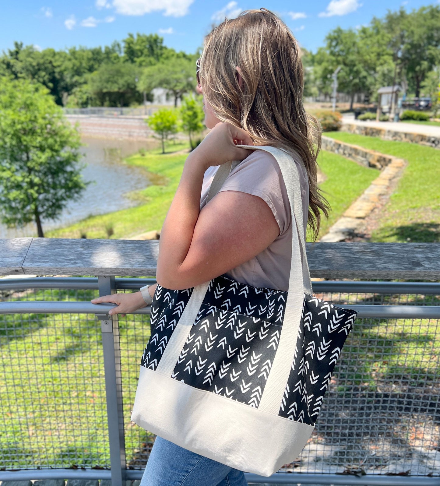 Black and white arrow print tote bag