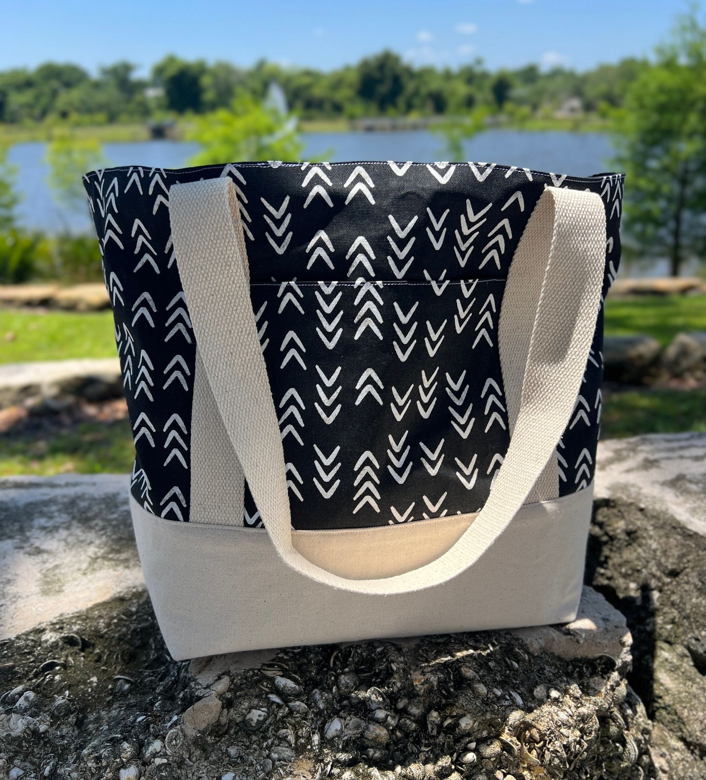 Black and white arrow print tote bag