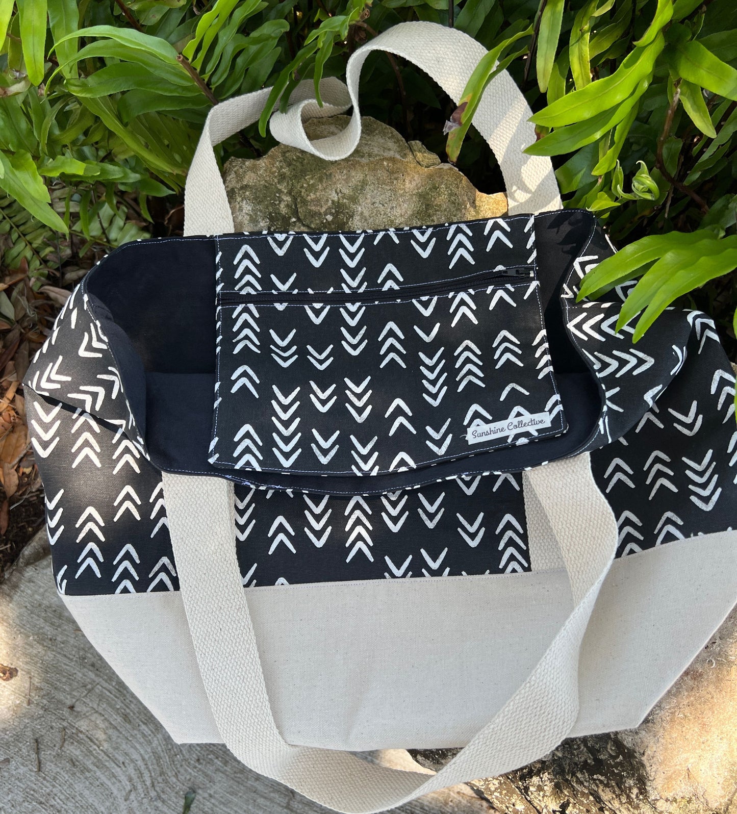 Black and white arrow print tote bag