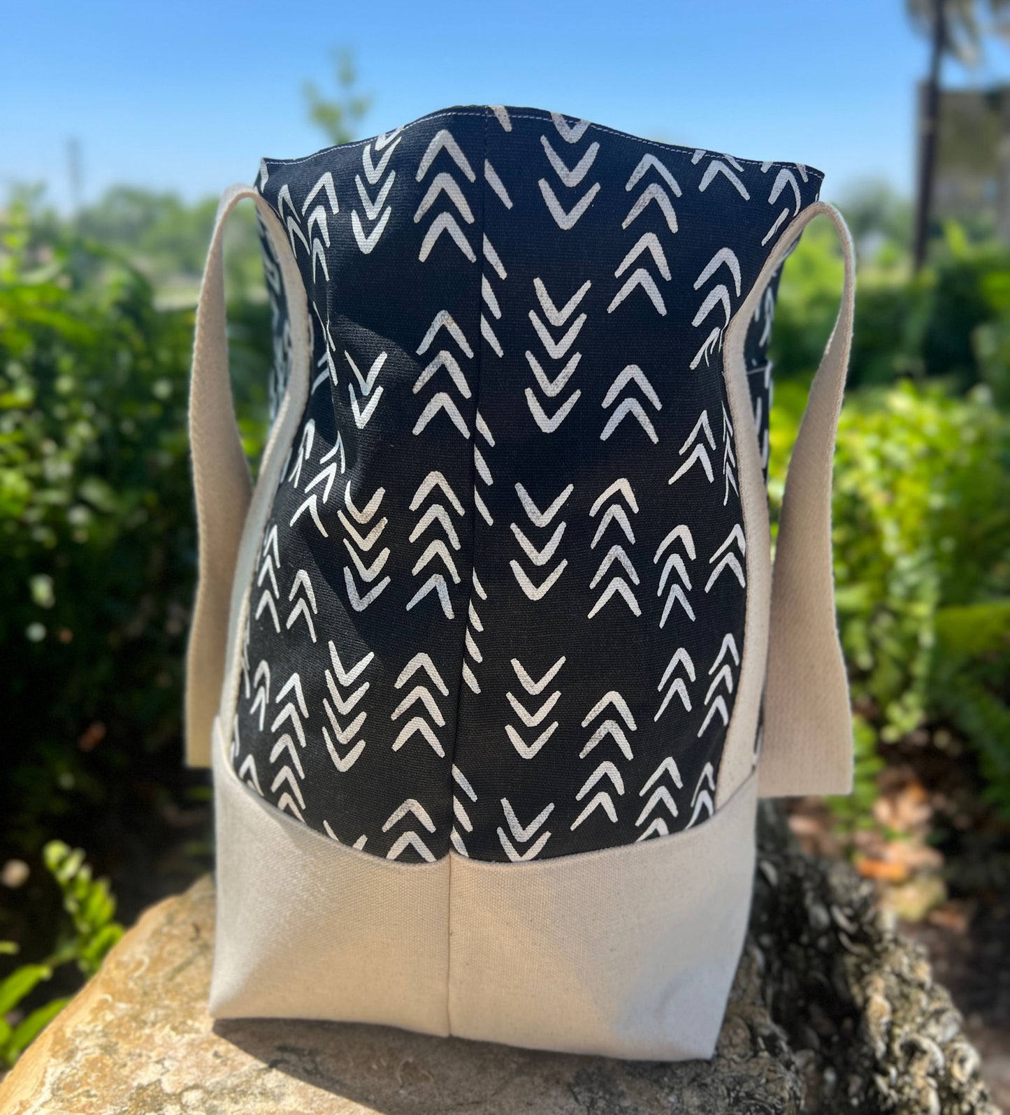 Black and white arrow print tote bag