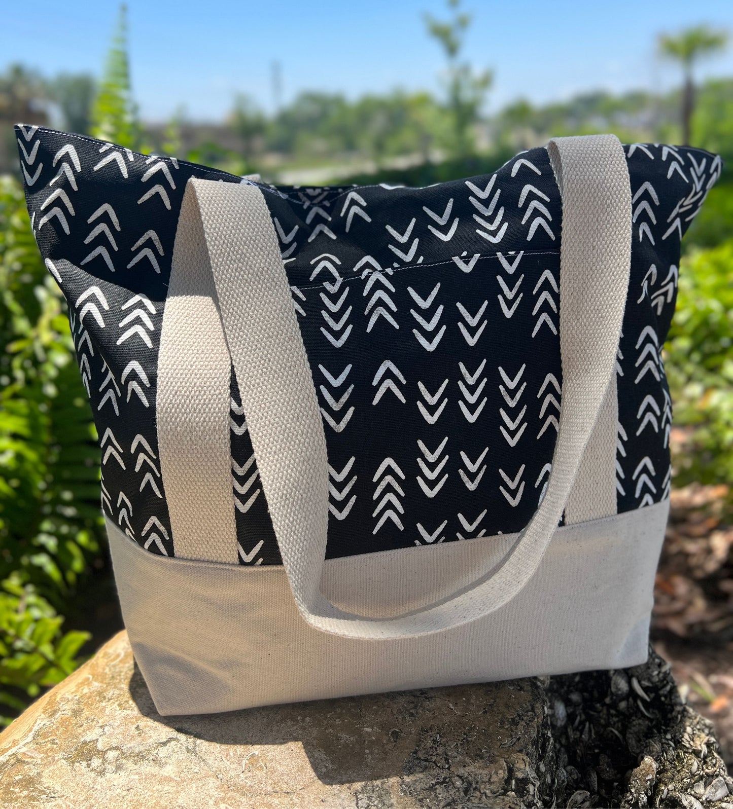 Black and white arrow print tote bag